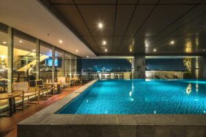 hotel dengan kolam renang estetik Surabaya